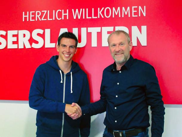 Christoph Moritz welcomed to the club by sporting director Uwe Stöver | Photo: 1.FC Kaiserslautern