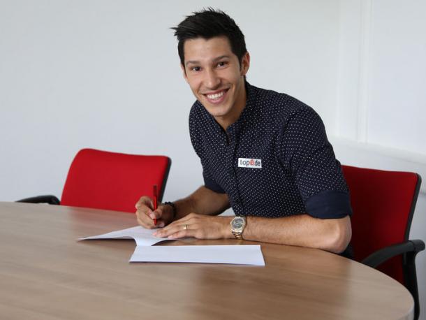 Marcel Correia signs his deal with Kaiserslautern. | Photo: 1.FC Kaiserslautern.