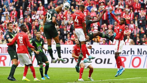 Cabeçada de Tisserand, gol do Wolfsburg | Foto: Divulgação/VfL Wolfsburg