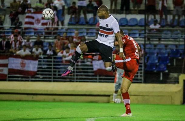 Lance envolvendo Neto Baiano e Anderson Salles determinou o placar final (Foto: Pei Fon/Especial à VAVEL Brasil)