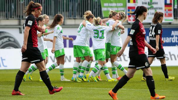 Wolfsburg celebrate Popp's opener. (Photo: Jan Kuppert)