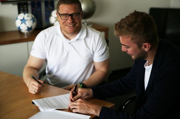 Kramer al momento de firmar su contrato con el Mönchengladbach. // (Foto de borussia.de)