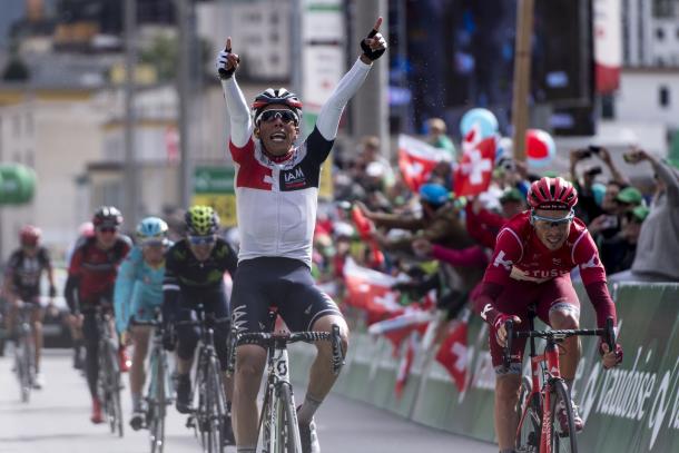 El colombiano celebrando la victoria de etapa | Imagen: Tour de Suiza