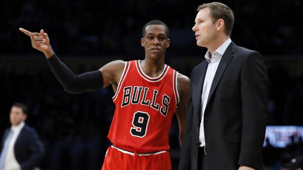 Rajon Rondo parla con Fred Hoiberg durante una partita dei Bulls. Alex Gallardo / AP