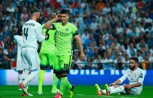 Aguero (pictured, centre) endured a frustrating night with virtually no service. | Photo: Getty