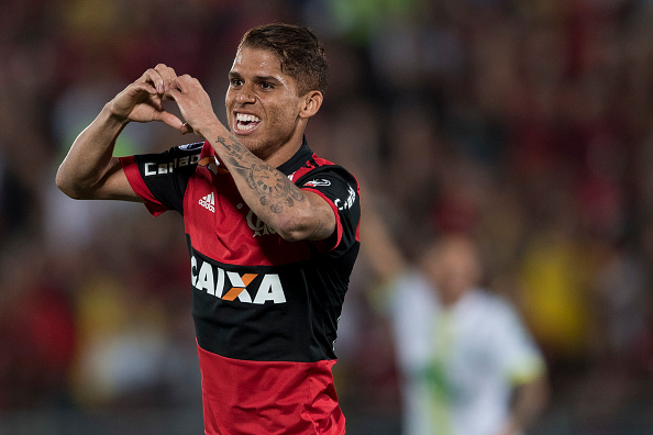 Em noite de gala, Cuéllar foi destaque em goleada do Flamengo (Foto:Mauro Pimentel/AFP via Getty Images)