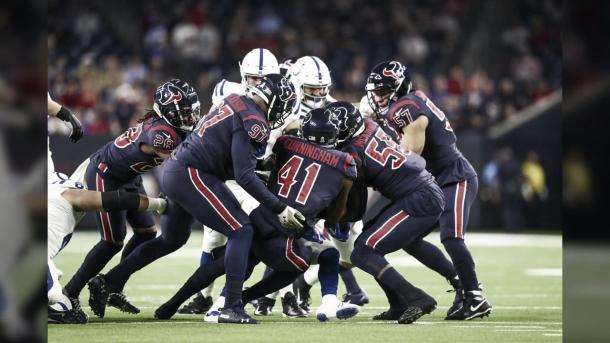 Cunningham realizando uno de sus muchos tacleos de la noche (foto Texans.com)