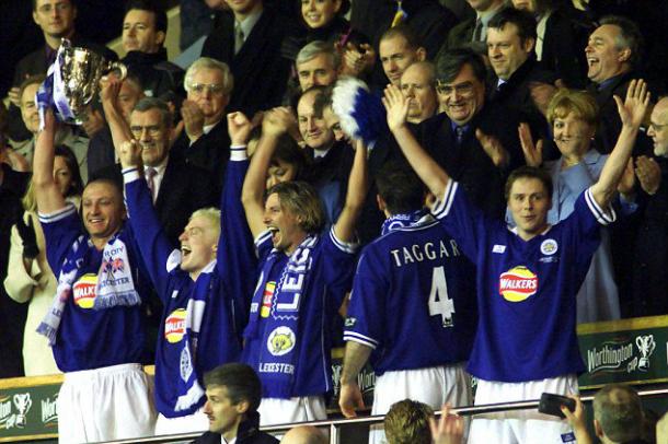 Matt Elliott hoists the League Cup trophy for the Foxes in 2000 | Photo: Getty