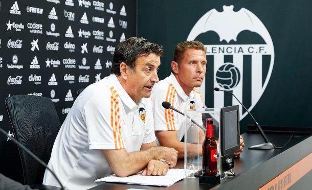 Curro Torres, junto a Alesanco, el día de su renovación | Valencia CF