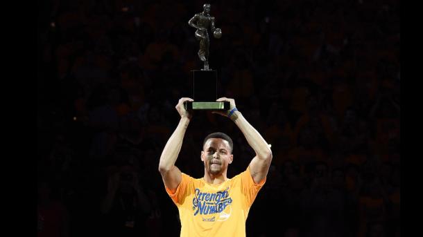 Curry recibió su segundo MVP antes de empezar el encuentro | Foto: NBA.com