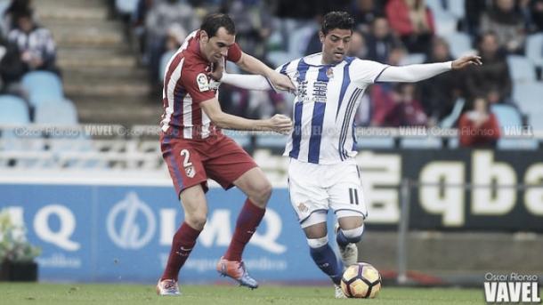 Carlos Vela puja un balón | Foto: Óscar Alonso - VAVEL