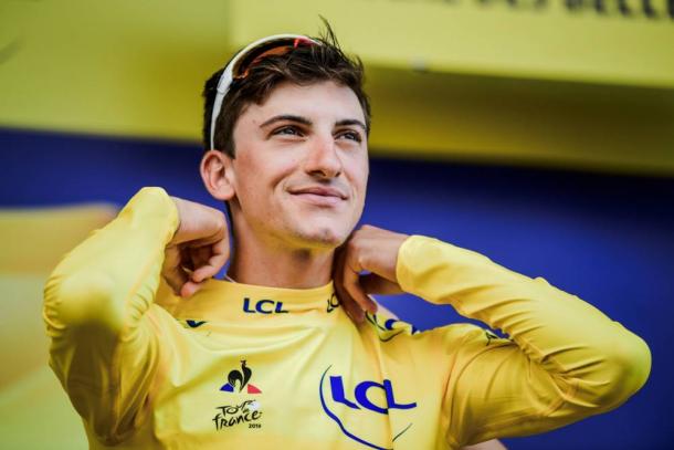 Giulio Ciccone viste el maillot amarillo de líder. | Foto: LeTour