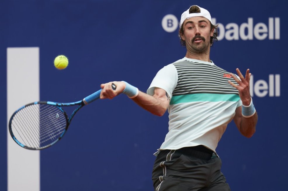 Thompson hits a forehand during his first-round victory/Photo: Barcelona Open Banc Sabadell 