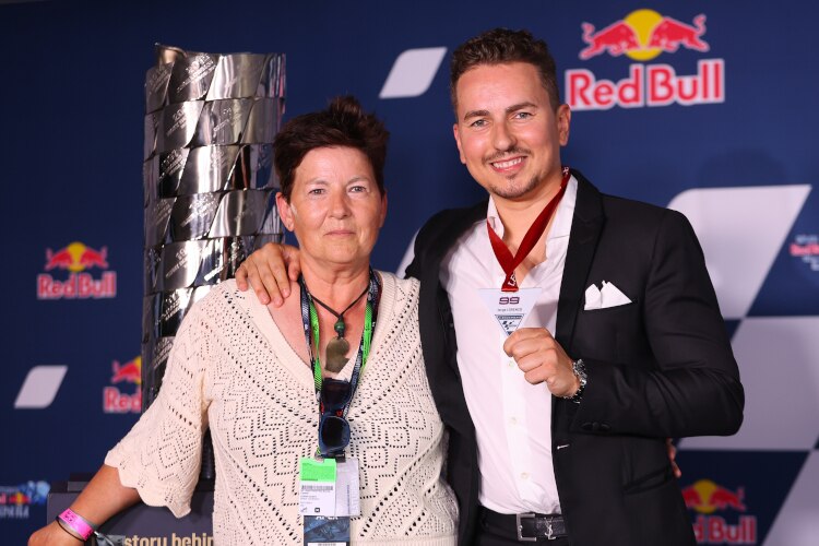 Lorenzo junto a su madre en el recibimiento de la medalla Leyenda del Motociclismo / Fuente: MotoGP