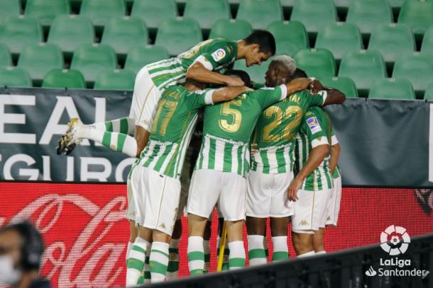 Jugadores del Betis celebrando el gol de Carvalho | Fotografía: LaLiga