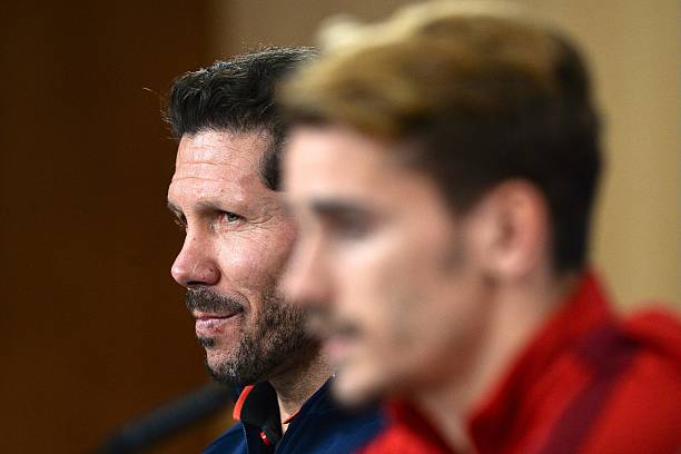 Diego Pablo Simeone acompañado de Griezmann en una rueda de prensa. Foto: Getty Images.