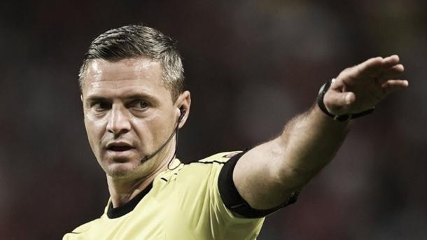 Damir Skomina arbitrando en Ámsterdam. FOTO: uefa.com