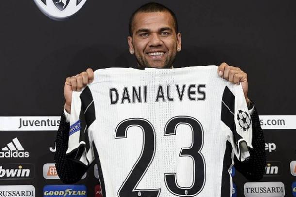 Dani Alves at his unveiling | Photo: mirror.co.uk