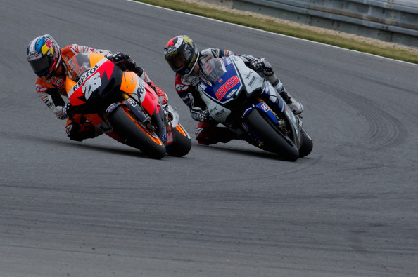 Dani Pedrosa y Jorge Lorenzo durante la carrera de 2012. | Foto: Mirco Lazzari Getty Images