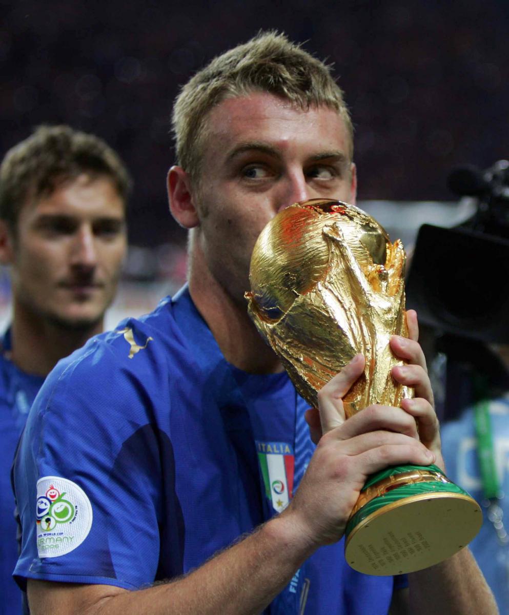 Imagen de Daniele De Rossi besando la Copa del Mundo en 2006 / Fuente: Infobae
