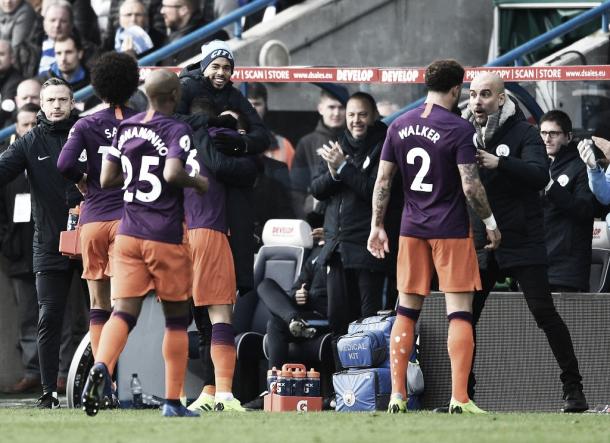 Na comemoração, Danilo foi abraçar Bernardo Silva e Gabriel Jesus (Reprodução/ Twitter Manchester City)
