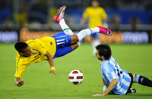 Neymar é derrubado por Pareja; àquela época, jogador convivia com a fama de 'cai cai' | Foto: David Ramos/LatinContent/Getty Images