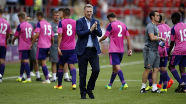 Moyes shows his appreciation to the Sunderland supporters at full-time. | Photo: Sky Sports