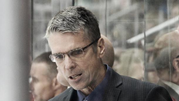 Dave Cameron coaching the Ottawa Senators.