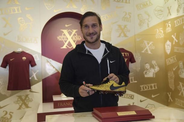 Roma autografa a "Tiempo Totti X Roma" (Foto: Divulgação/AS Roma)