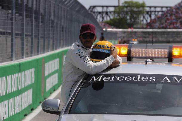 Lewis Hamilton posa con el casco de Ayrton Senna subido en el Safety Car. Fuente: @MercedesAMGF1