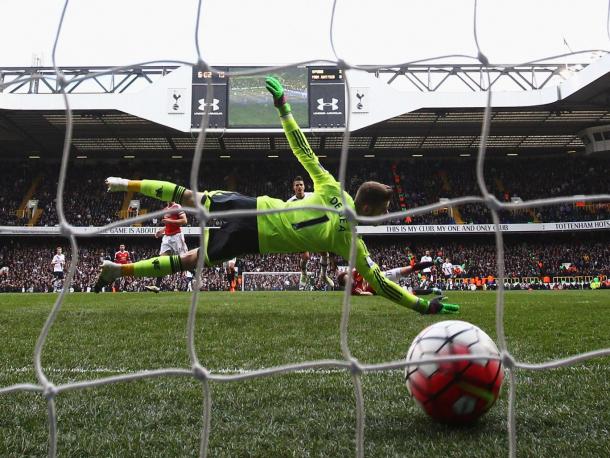 David De Gea couldn't prevent Erik Lamela from registering Tottenham's third | Photo: Getty Images