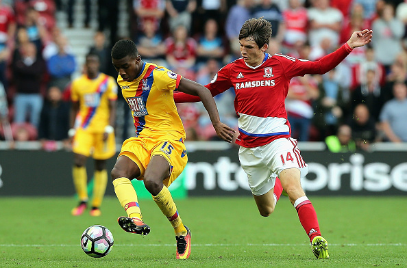 Marten de Roon battles with Palace's Jonathan Benteke | Photo: Nigel Roddis/Getty Images