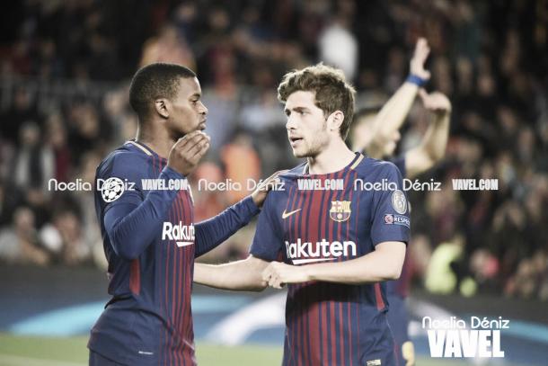 Sergi Roberto y Semedo, comentando una jugada