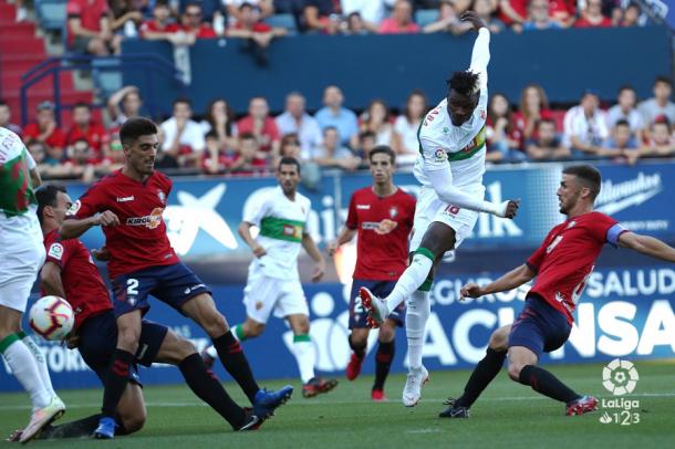 La defensa frente al Elche. Foto: LaLiga 123