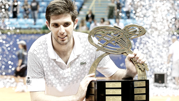 Delbonis posa con su trofeo en Marrakech. Foto: atpworldtour.com