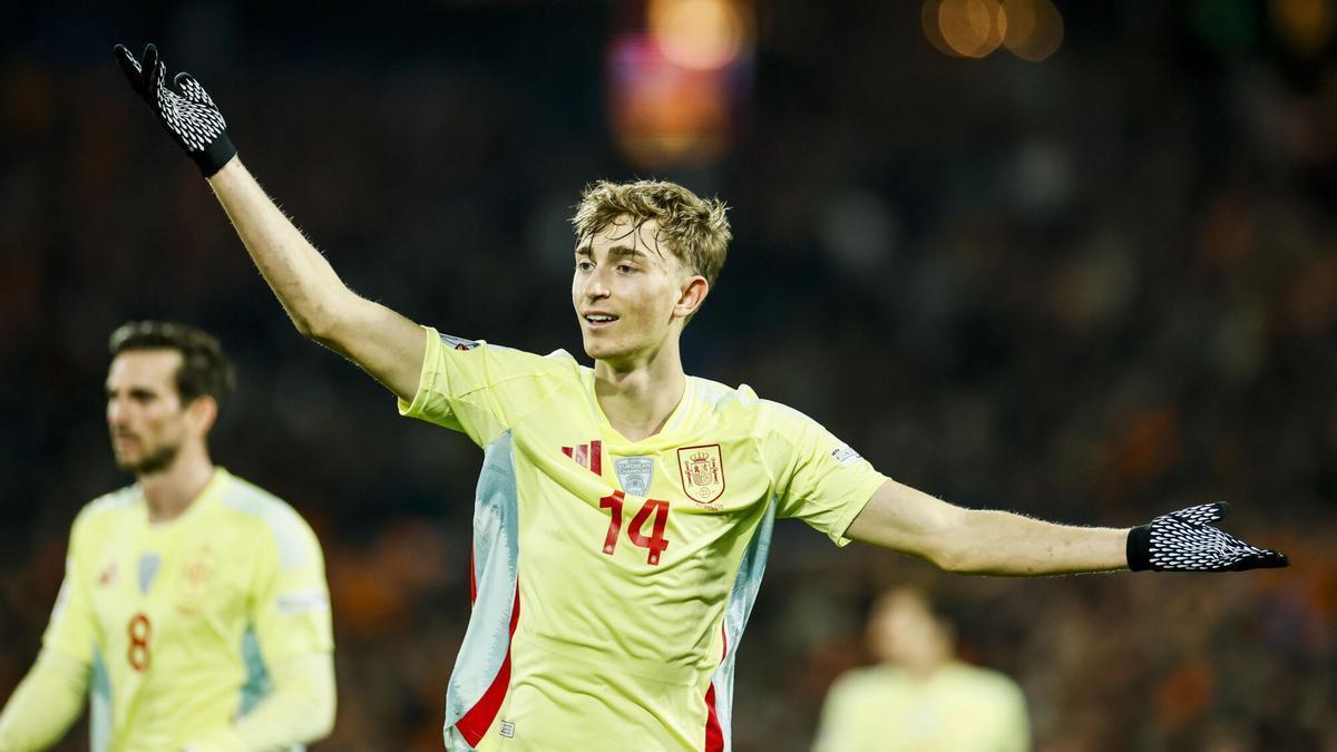 El jugador disputando un partido con la Selección Española / SPORT