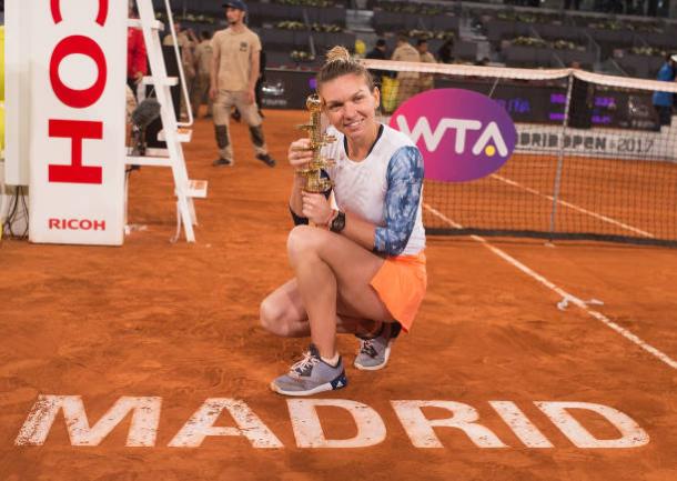 Simona Halep with the trophy from Mutua Madrid Open. Getty Images/Denis Doyle