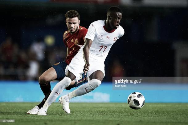 Zakaria protege el balón delante de Saúl en el amistoso entre Suiza y España / Fuente: Getty Images