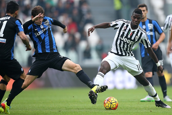 Marten de Roon challenges for the ball with Juventus star Paul Pogba | Photo: Marco Bertorello/AFP/Getty Images