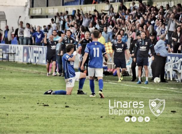 Chus Hevía celebra un gol en Linarejos (fuente Linares)
