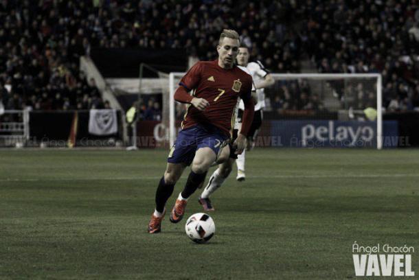 Gerard Deulofeu conduciendo el balón con España