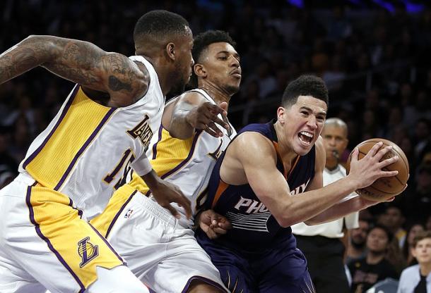 Devin Booker, in penetrazione contro la difesa dei Lakers. 39 per lui - Foto The Daily Courier 