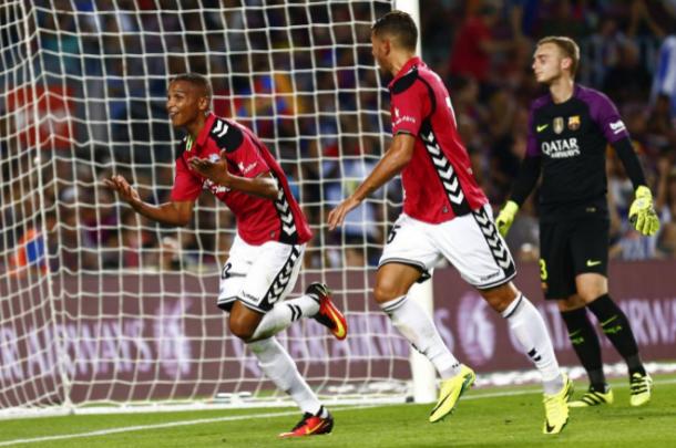 Deyverson Silva celebra su gol en el Camp Nou con Theo Hernández | Fuente: Deportivo Alavés