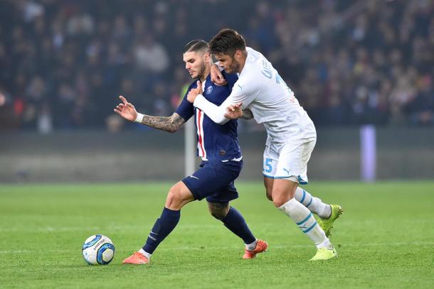 Mauro Icardi defiende el balón ante el marcador del Marseille / Foto: Sitio oficial PSG - Getty images
