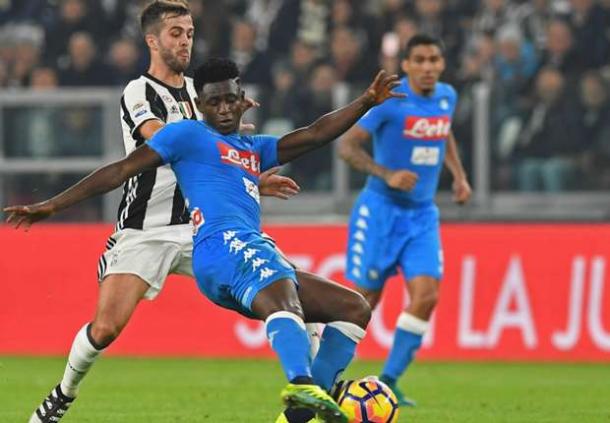 Diawara, in primo piano, ed Allan, sullo sfondo: due terzi della mediana partenopea a Udine - Foto GettyImages