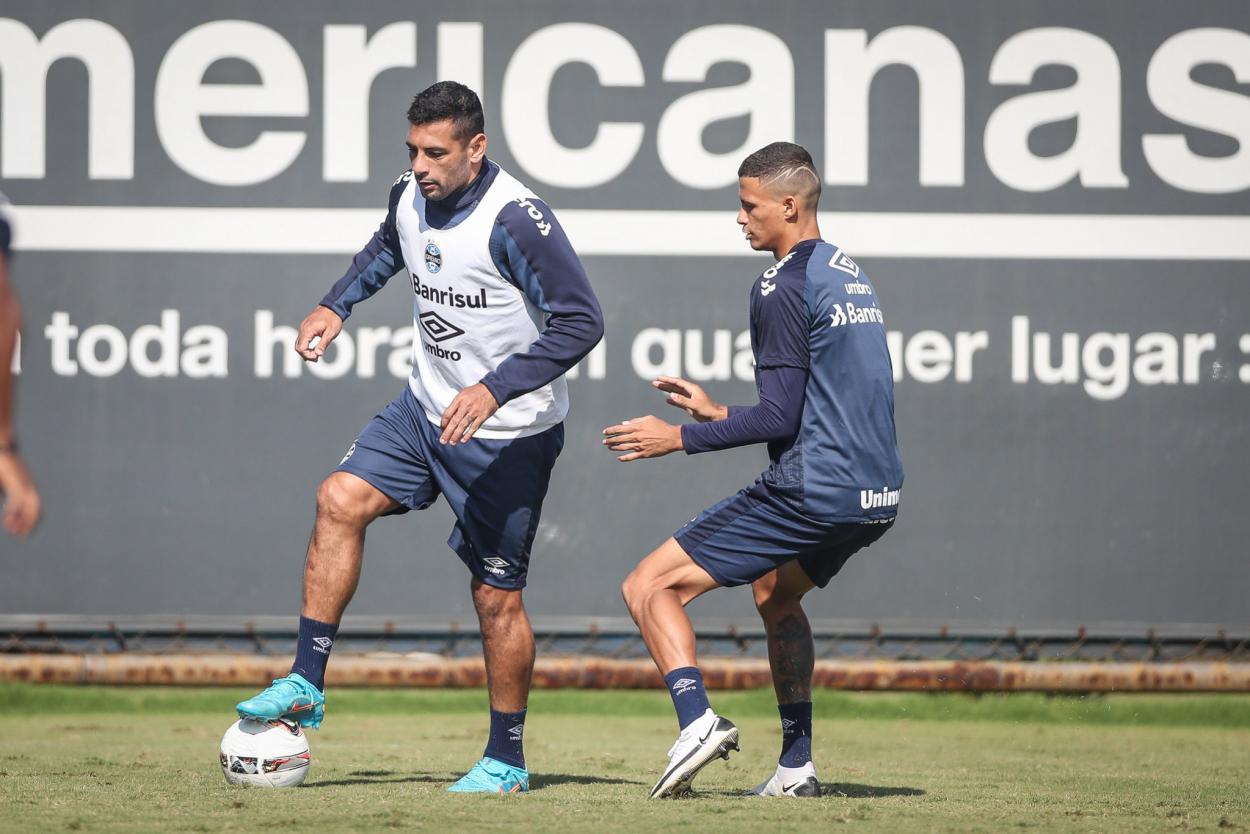 Diego Souza treinou normalmente e vai para o jogo (Foto: Lucas Uebel/Grêmio)