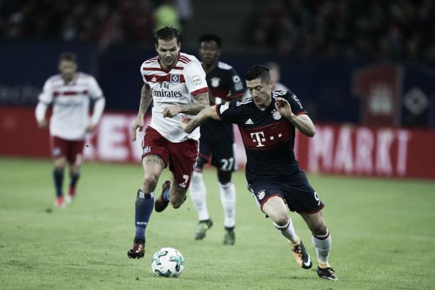 Diekmeier no puede frenar a Lewandowski | fuente: @HSV