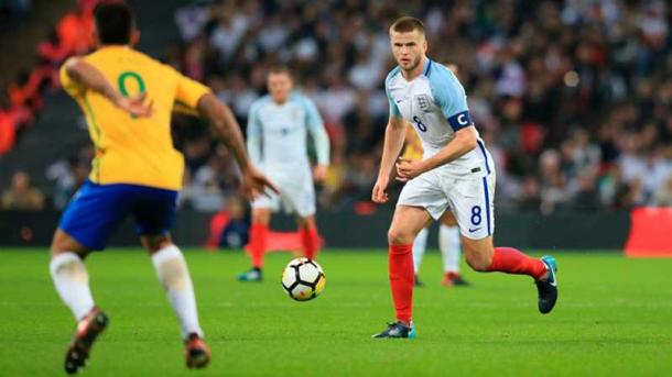 Eric Dier conservando la posesión. Foto: thefa