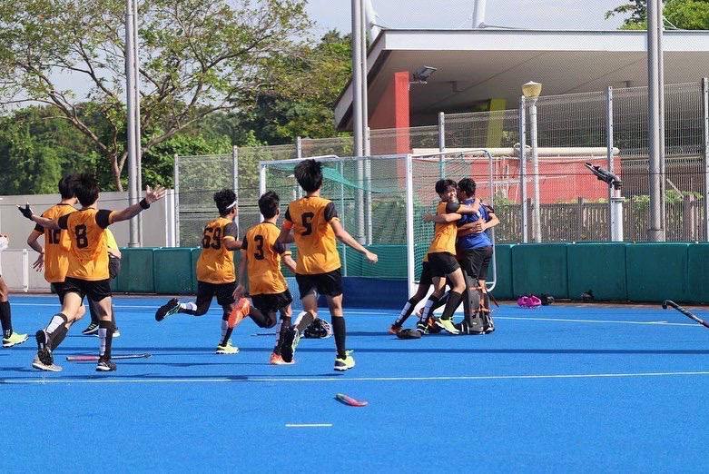 A division players running towards Dilraj Singh after he manages to secure bronze for Anderson Serangoon Junior College
