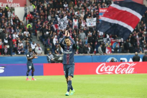 Ángel Di María, ovacionado por la grada del Parque de los Príncipes. | FOTO: PSG.fr